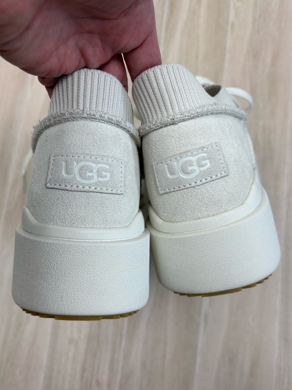 UGG Women's E-Z Duzzit Lace-Up Platform Sneakers Off-White Suede Like New Chic - Picture 3 of 9